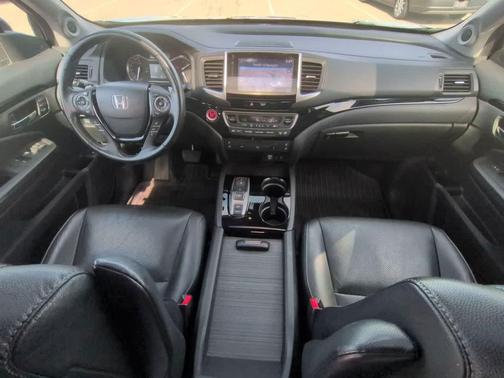 Lunar Silver Metallic 2017 Honda Pilot Elite