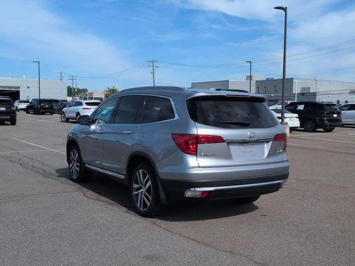 Lunar Silver Metallic 2017 Honda Pilot Elite