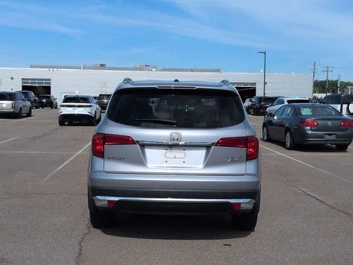 Lunar Silver Metallic 2017 Honda Pilot Elite