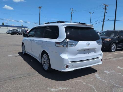 Super White 2013 Toyota Sienna SE
