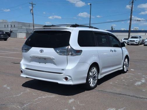 Super White 2013 Toyota Sienna SE