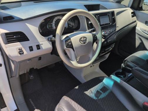 Super White 2013 Toyota Sienna SE