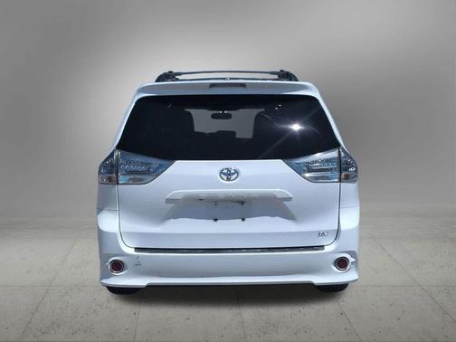 Super White 2013 Toyota Sienna SE