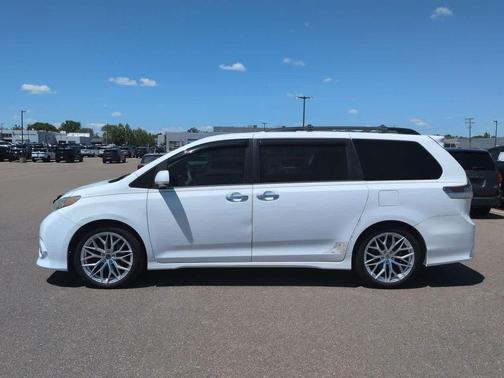 Super White 2013 Toyota Sienna SE