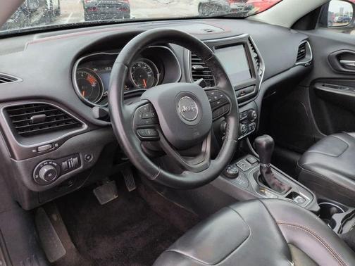 Granite Crystal Metallic Clearcoat 2019 Jeep Cherokee Trailhawk