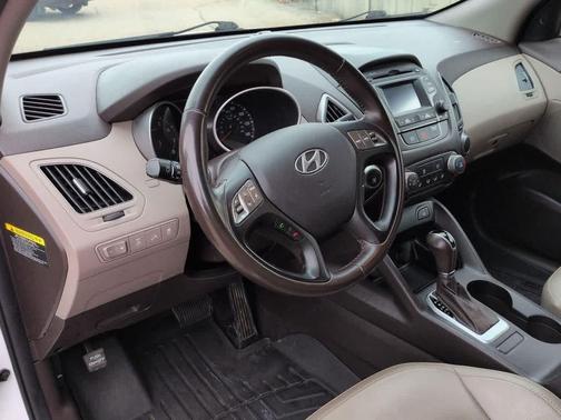 Winter White Solid 2015 Hyundai TUCSON SE