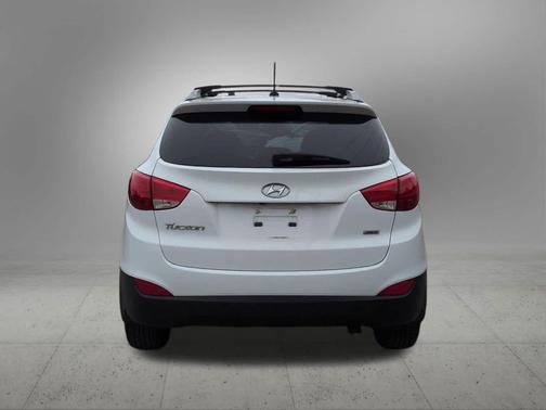 Winter White Solid 2015 Hyundai TUCSON SE