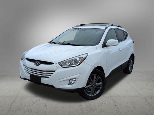 Winter White Solid 2015 Hyundai TUCSON SE