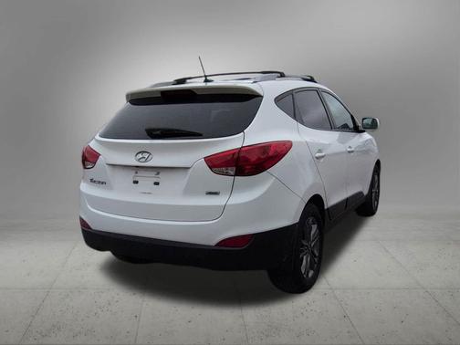 Winter White Solid 2015 Hyundai TUCSON SE