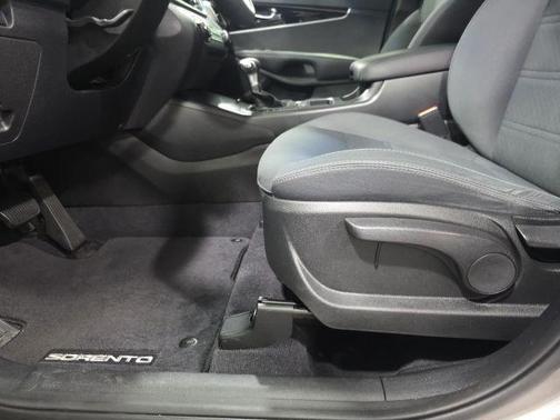 Sparkling Silver 2016 Kia Sorento LX