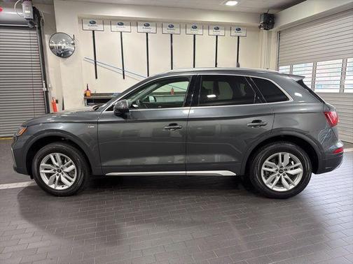 Daytona Gray Pearl Effect 2023 Audi Q5 45 S line quattro Premium