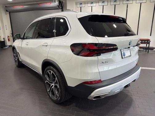 Mineral White Metallic 2024 BMW X5 sDrive40i