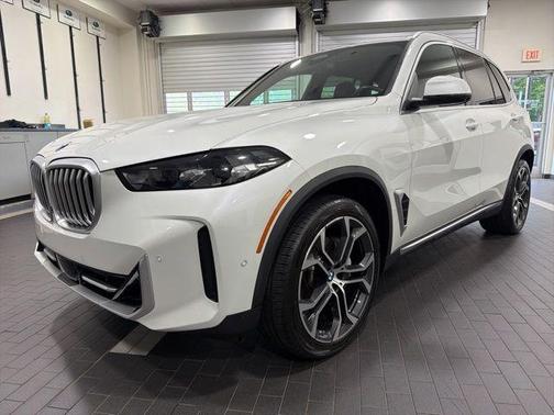 Mineral White Metallic 2024 BMW X5 sDrive40i