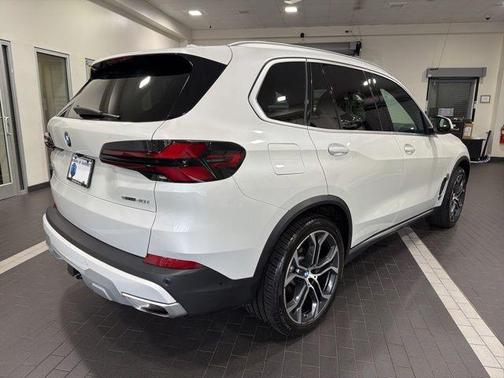 Mineral White Metallic 2024 BMW X5 sDrive40i