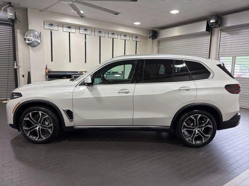 Mineral White Metallic 2024 BMW X5 sDrive40i