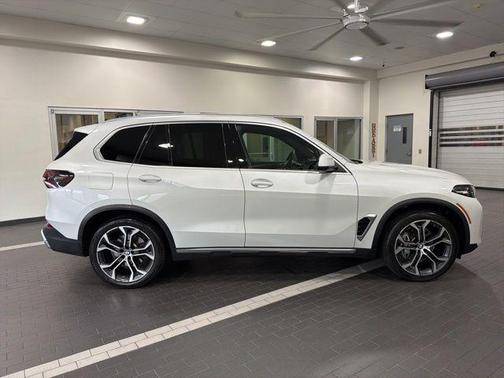 Mineral White Metallic 2024 BMW X5 sDrive40i