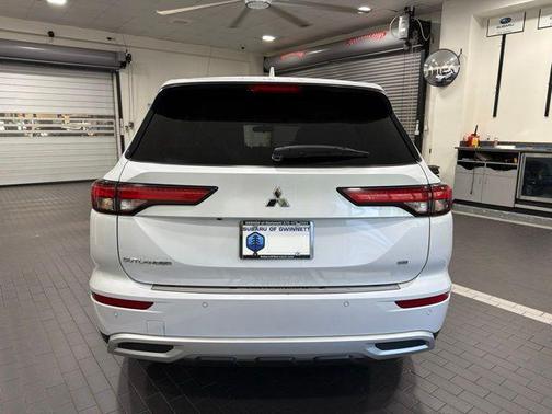 White Diamond 2024 Mitsubishi Outlander SE