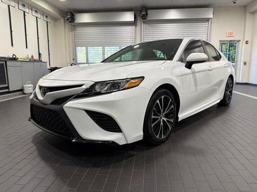 Super White 2019 Toyota Camry SE