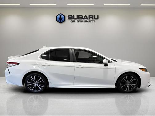 Super White 2019 Toyota Camry SE