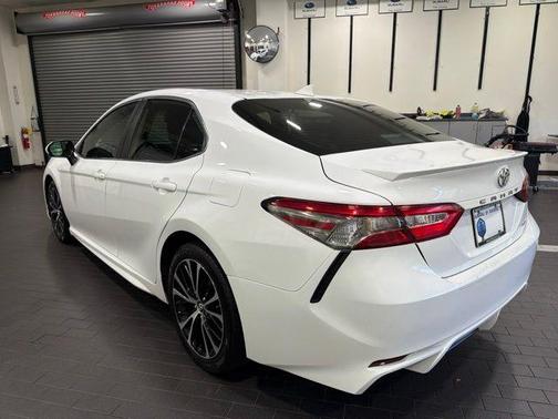 Super White 2019 Toyota Camry SE