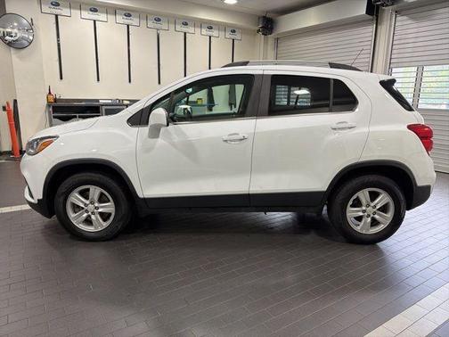 Summit White 2017 Chevrolet Trax LT