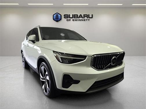 2023 Volvo XC40 B5 Plus Bright Theme