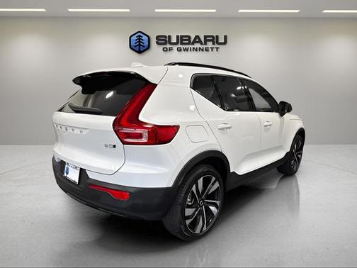 Crystal White 2023 Volvo XC40 B5 Plus Dark Theme