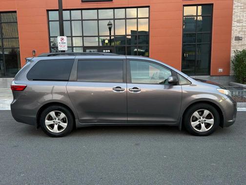 2017 Toyota Sienna LE