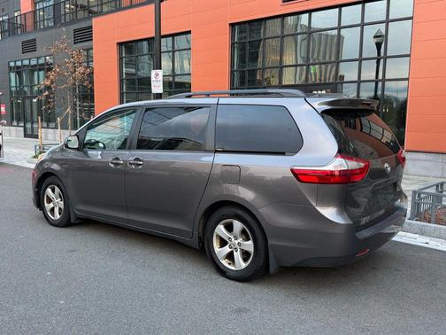 2017 Toyota Sienna LE