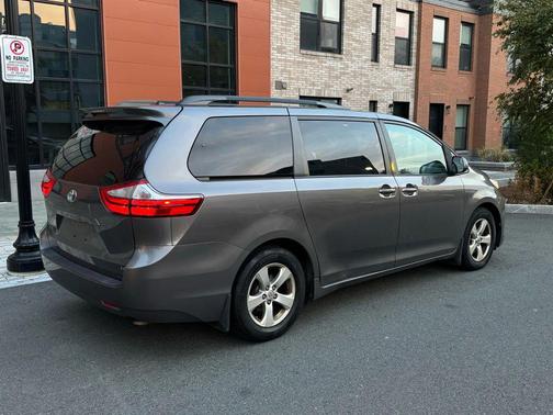 2017 Toyota Sienna LE