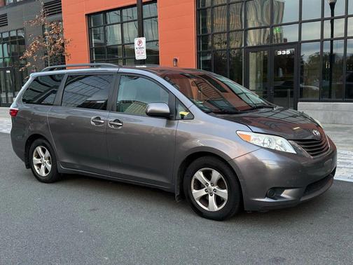 2017 Toyota Sienna LE