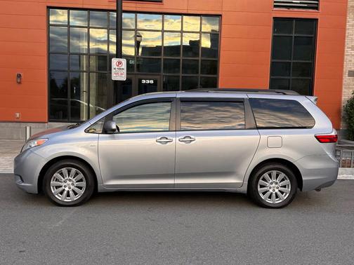 2017 Toyota Sienna LE