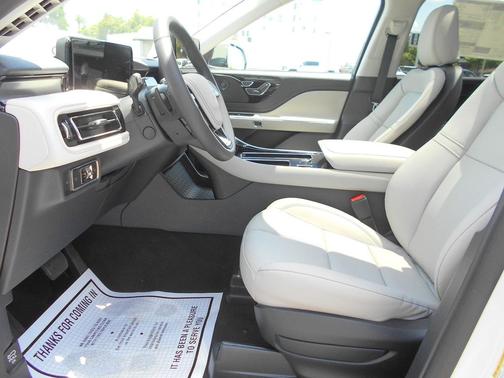 Pristine White Metallic Tri-Coat 2026 Lincoln Aviator Premiere