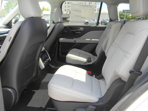 Pristine White Metallic Tri-Coat 2026 Lincoln Aviator Premiere