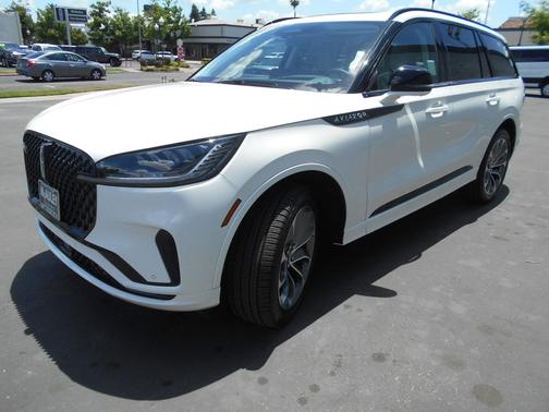 Pristine White Metallic Tri-Coat 2026 Lincoln Aviator Premiere