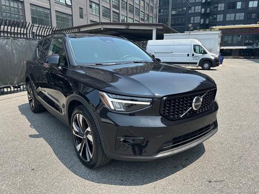 2025 Volvo XC40 B5 Plus Dark Theme