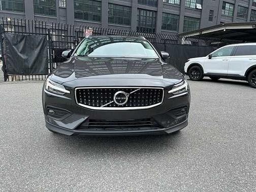 2025 Volvo V60 Cross Country Plus
