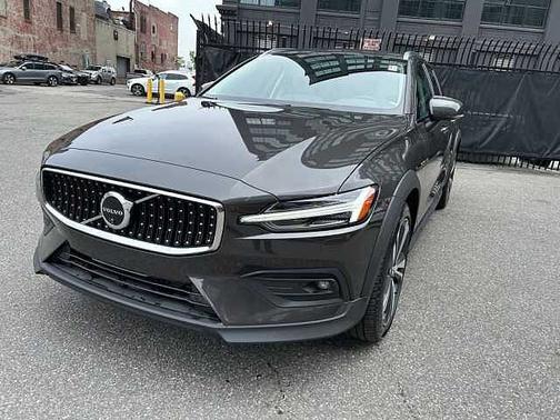 2025 Volvo V60 Cross Country Plus