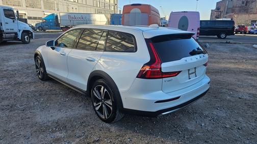2024 Volvo V60 Cross Country B5 Plus