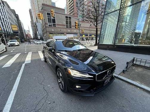 Onyx Black 2023 Volvo V60 Cross Country Plus