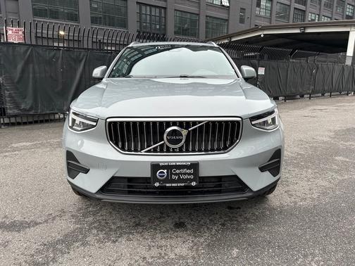 2025 Volvo XC40 B5 Core