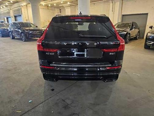 2023 Volvo XC60 B6 Ultimate Dark Theme