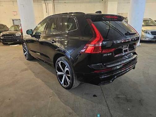 2023 Volvo XC60 B6 Ultimate Dark Theme