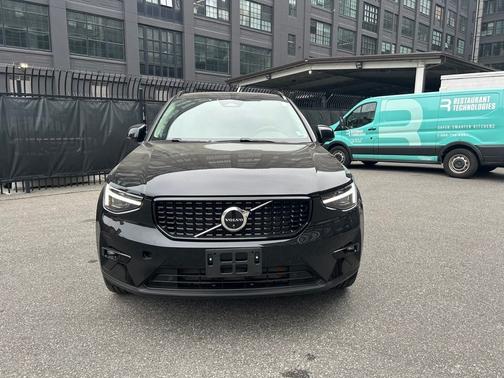2025 Volvo XC40 B5 Plus Dark Theme