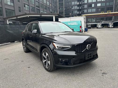 2025 Volvo XC40 B5 Plus Dark Theme
