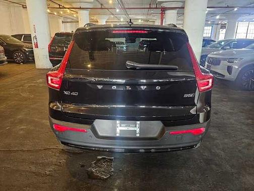 Onyx Black 2024 Volvo XC40 Plus