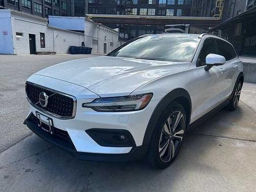 2024 Volvo V60 Cross Country Plus