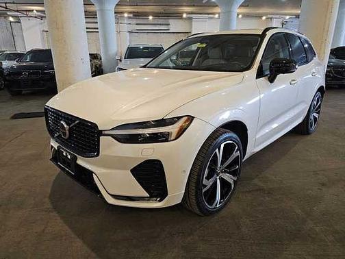 2023 Volvo XC60 B5 Ultimate Dark Theme