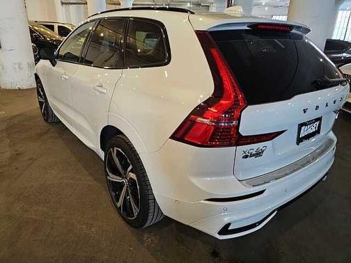 2023 Volvo XC60 B5 Ultimate Dark Theme