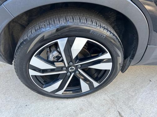 2025 Volvo XC40 B5 Plus Dark Theme